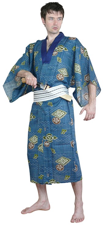 японское традиционное кимоно и нож танто