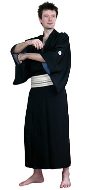 японское антикварное мужское шелковое кимоно с фамильными гербами 