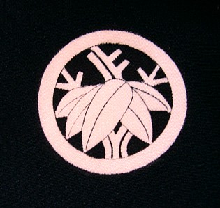 фамильный самурайский герб на японском старинном мужском хаори
