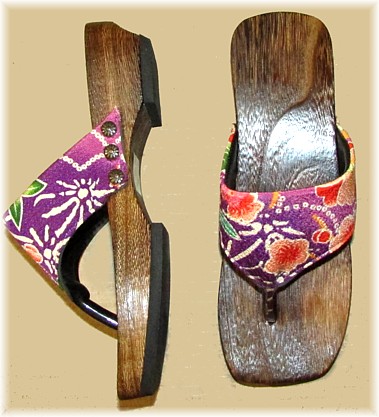 Японская деревянная женская обувь гэта